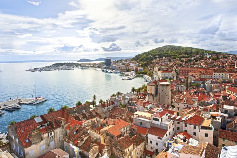 Záběr na město Split u Středozemního moře