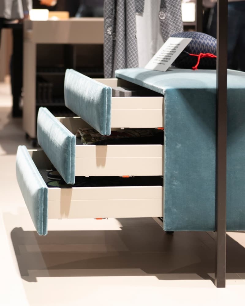 Otevřený box systém PLICOBOX v průchozí šatně na veletrhu interzum 2025