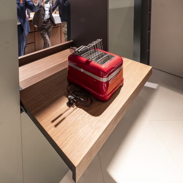 Policový výsuv ve spíži kuchyně na veletrhu interzum 2025