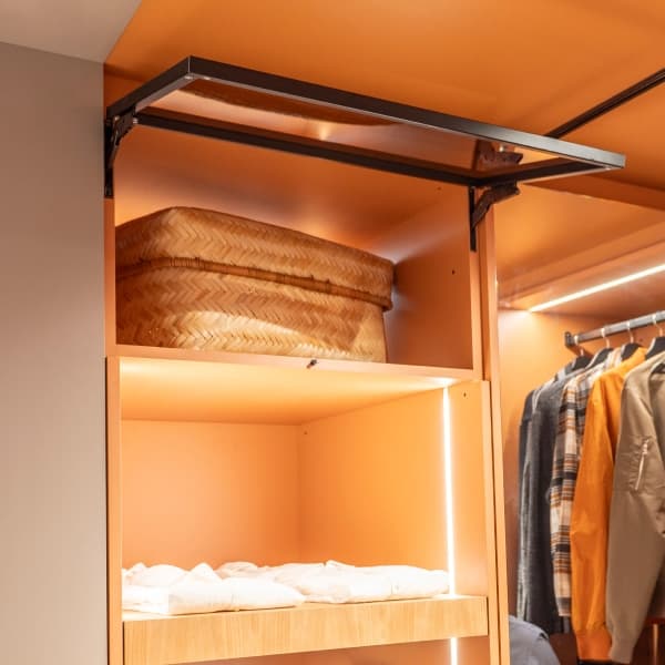 Použití AVENTOS HKi na stánku společnosti Blum na veletrhu interzum 2025