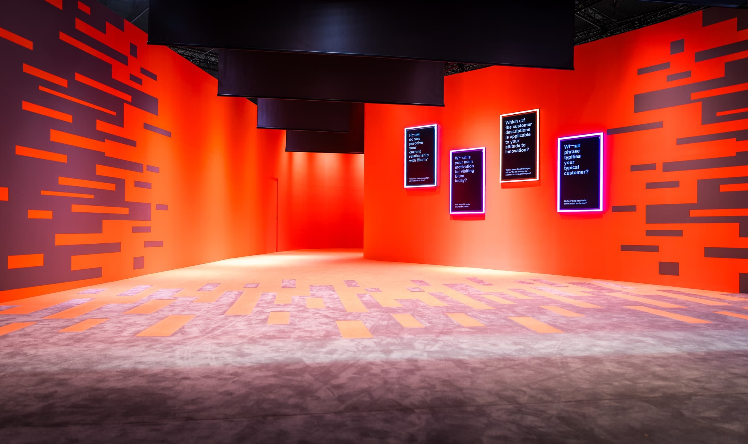 Rozhovor návštěvníků stánku s veletržním týmem společnosti Blum