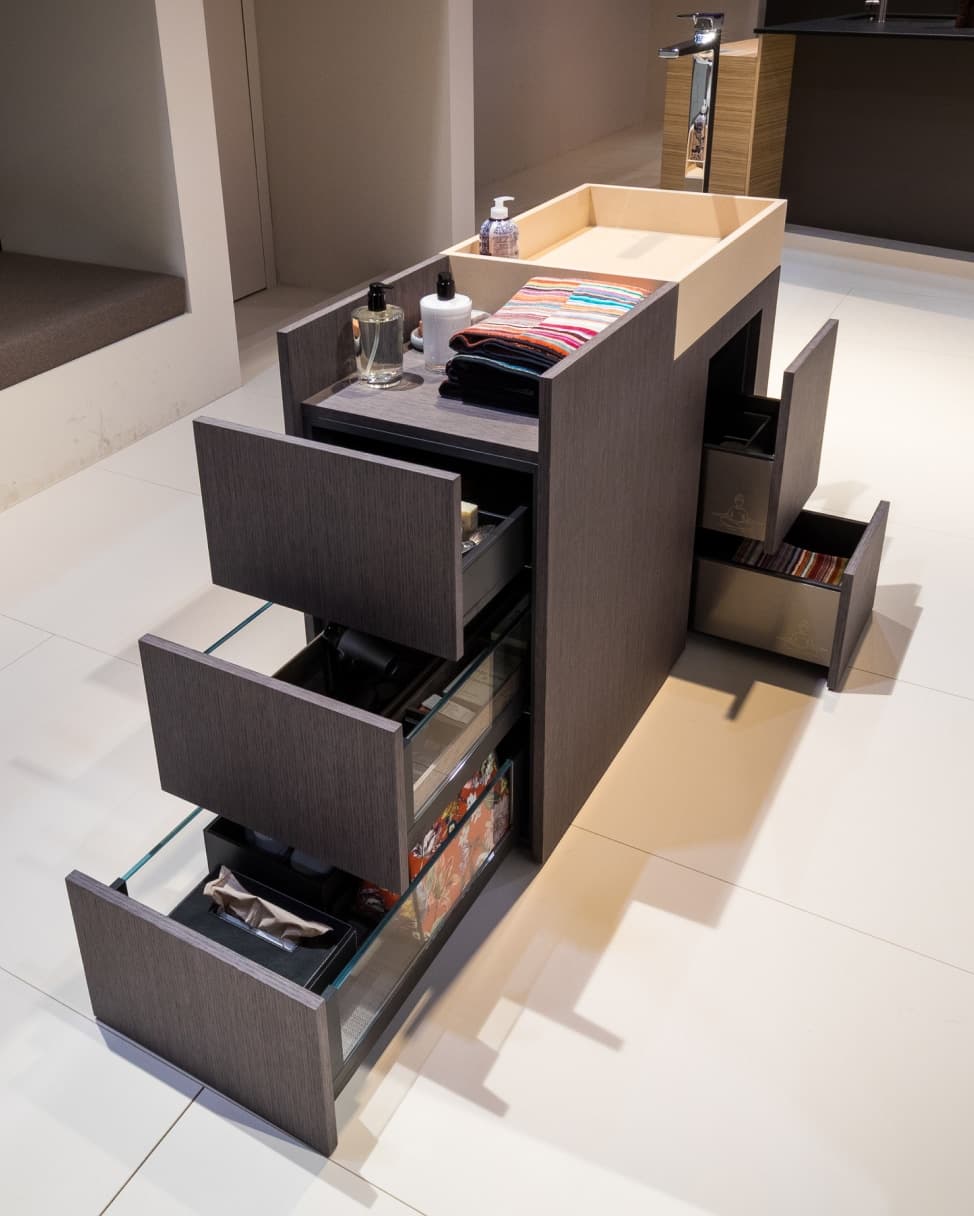 Zásuvky LEGRABOX ve volně stojící umyvadlové skříňce, kterou lze otevírat ze dvou stran