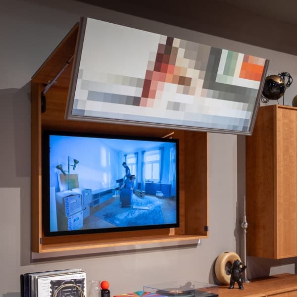 Otevřený výklop AVENTOS HF top s ukrytou televizí