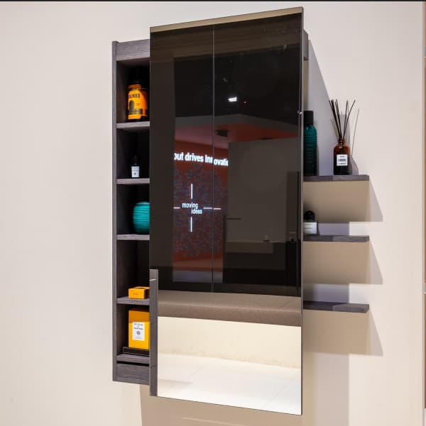 Skrytý úložný prostor za zrcadlem, který je přístupný díky systému SPACE TWIN