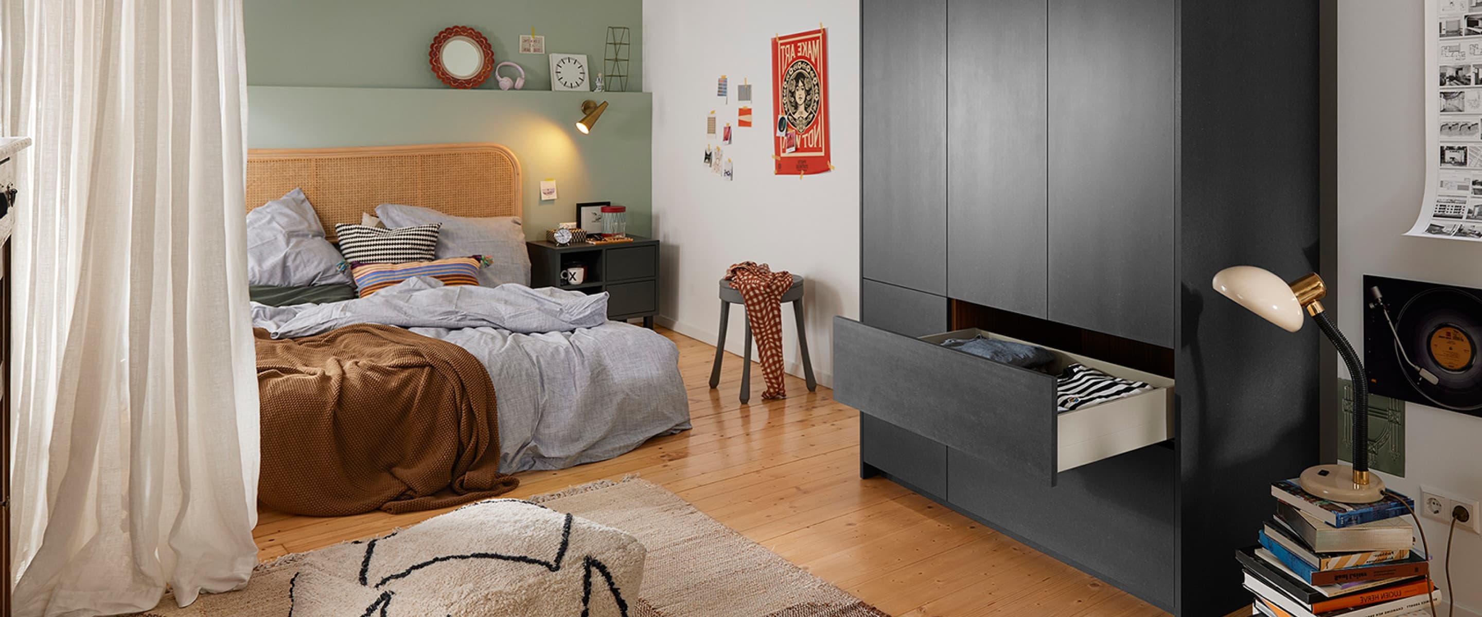 Box systém PLICOBOX v nočním stolku v ložnici